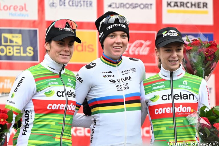 Fem van Empel lors d’une course de cyclo-cross sous les couleurs de Team Visma | Lease a Bike