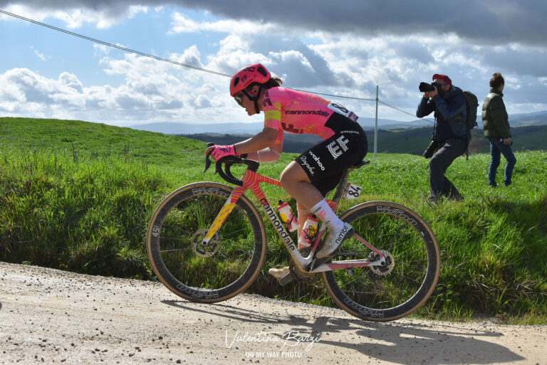 Peloton féminin du Santos Tour Down Under avec Magdeleine Vallieres et Noemi Rüegg en tête