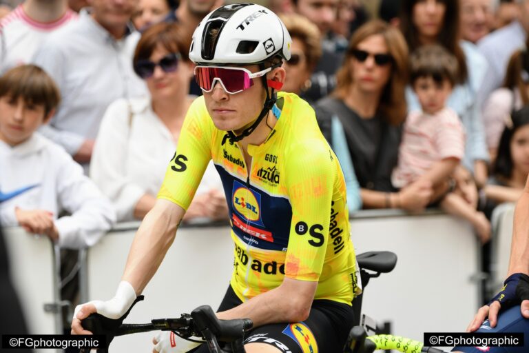 Mattias Skjelmose sous le maillot Lidl-Trek lors d'une course.