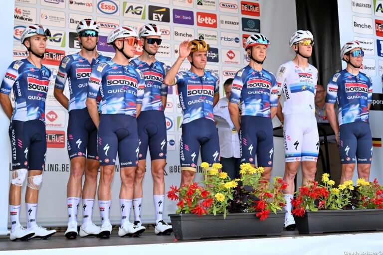 Photo de groupe de la Soudal Quick-Step Devo Team avec l’effectif 2026 au complet