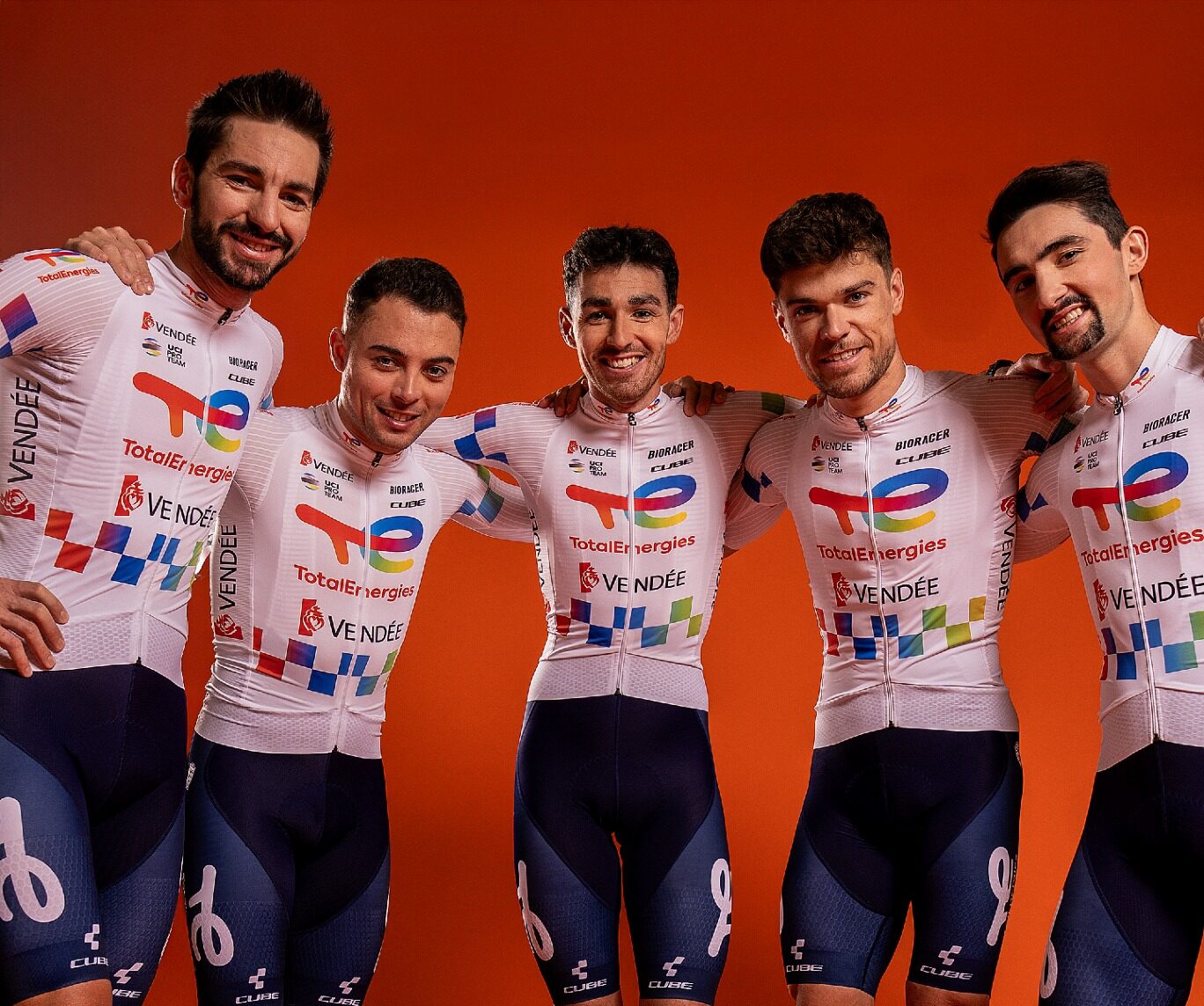 Maillot TotalEnergies 2026 porté par les coureurs