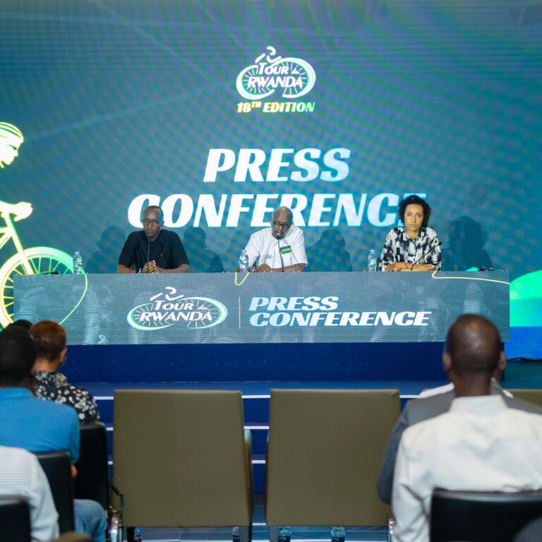 Peloton du Tour du Rwanda avec équipes internationales