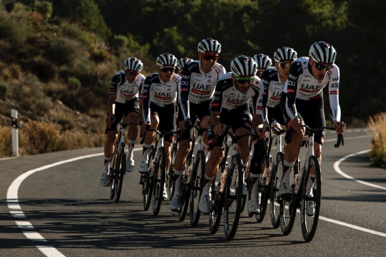 Maillot 2026 de l’UAE Team Emirates-XRG conçu par PISSEI