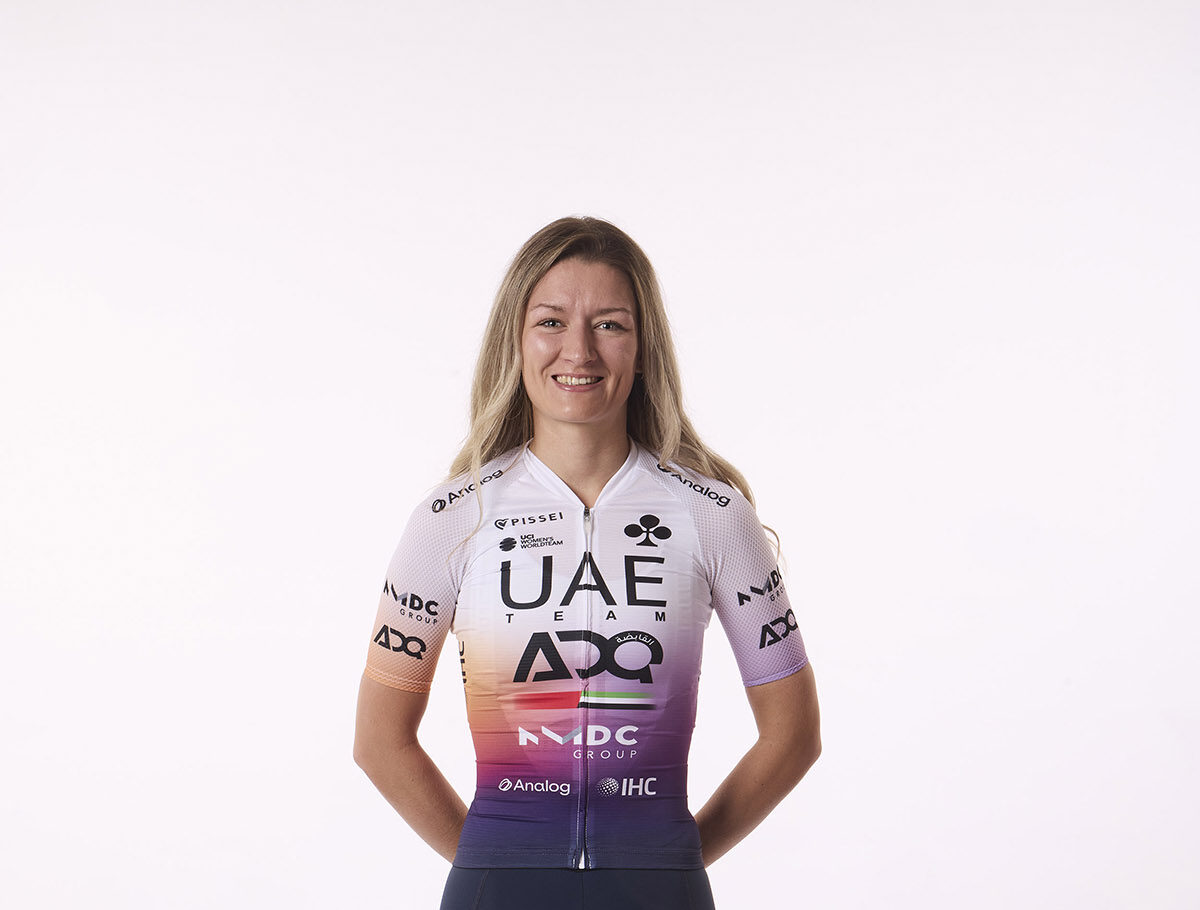 Nouveau maillot officiel UAE Team ADQ inspiré du désert des Émirats arabes unis