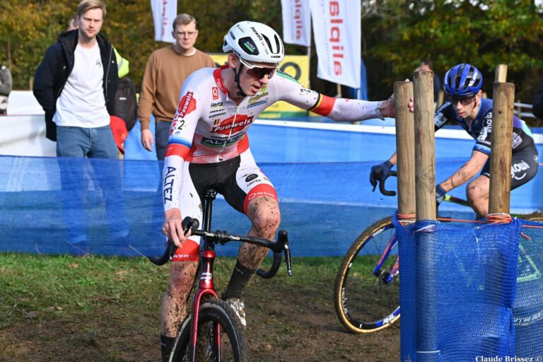 Michael Vanthourenhout à l’arrivée de la Coupe du monde de cyclo-cross de Terralba 2025
