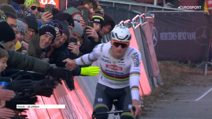 Mathieu van der Poel en tête lors de la Coupe du monde de cyclo-cross à Gavere 2025
