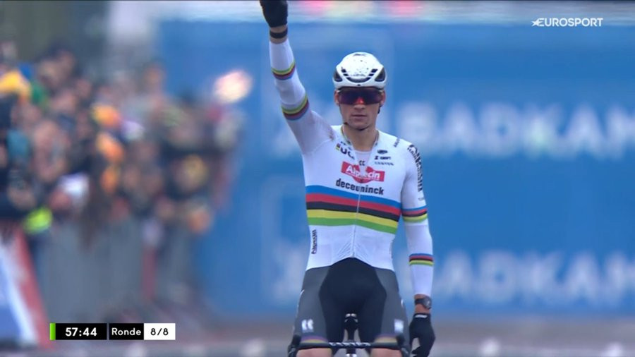 Mathieu van der Poel en tête au cyclo-cross de Loenhout 2025