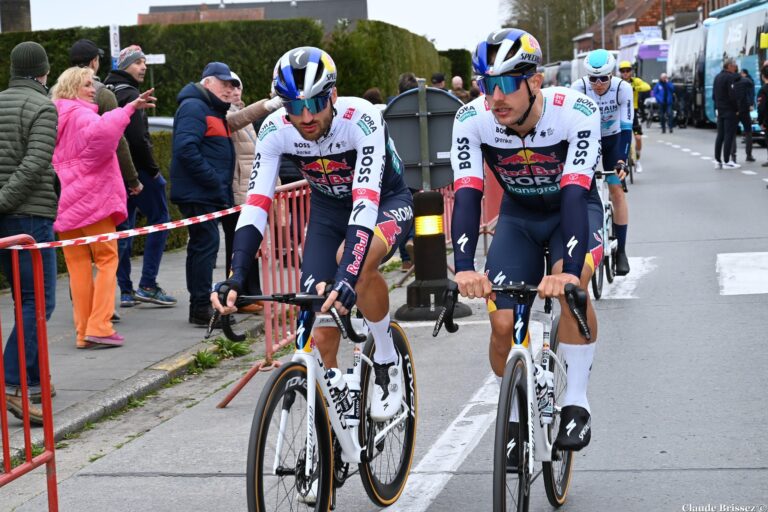 Sam Welsford sous le maillot australien lors d’une arrivée au sprint en WorldTour