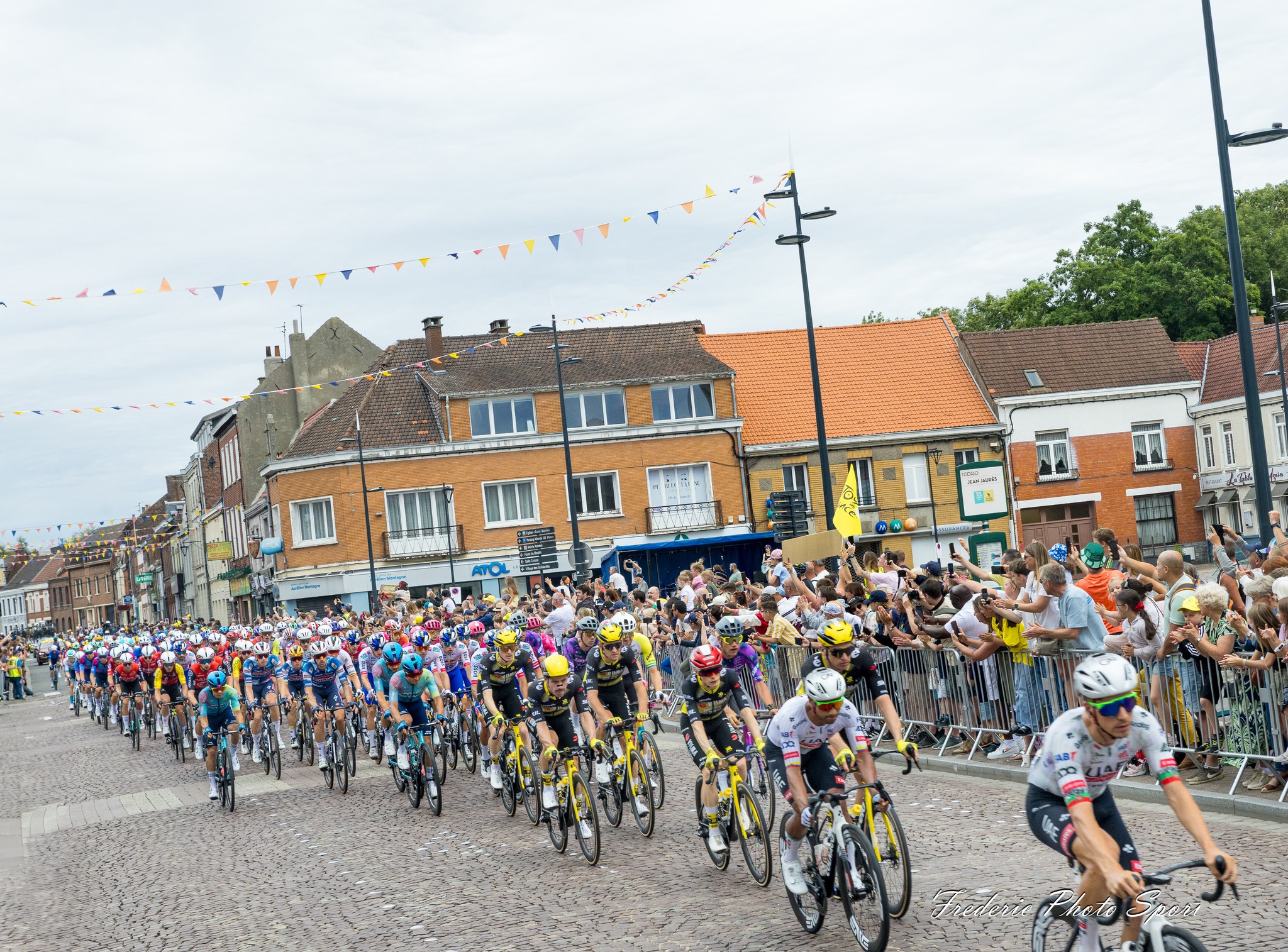 Peloton professionnel lors d’une course UCI, illustration des enjeux liés aux contrats des coureurs