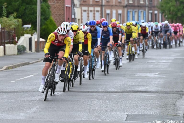 Peloton professionnel sur une course UCI en France