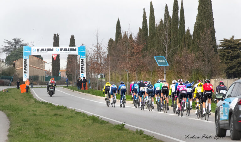 Peloton des Boucles Drôme Ardèche avec équipes WorldTour