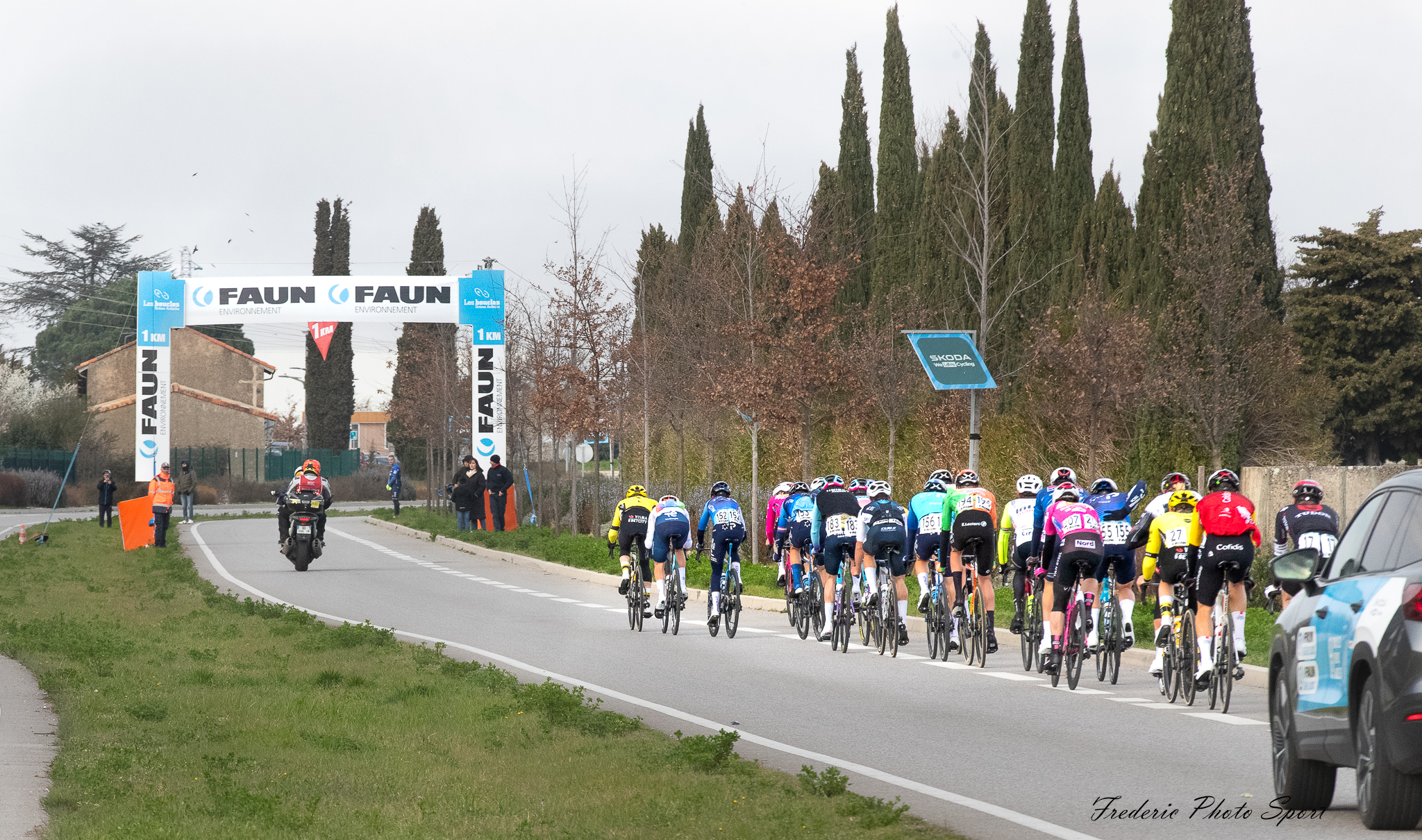 Peloton des Boucles Drôme Ardèche avec équipes WorldTour