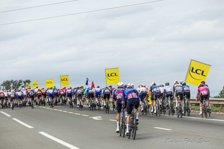 Logo UCI et peloton : licences UCI WorldTour 2026-2028