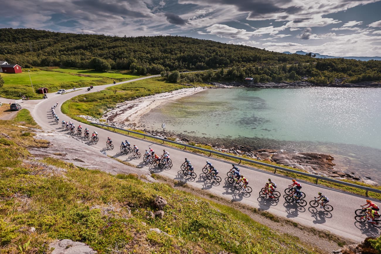 Peloton de l’Arctic Race of Norway sur les routes.
