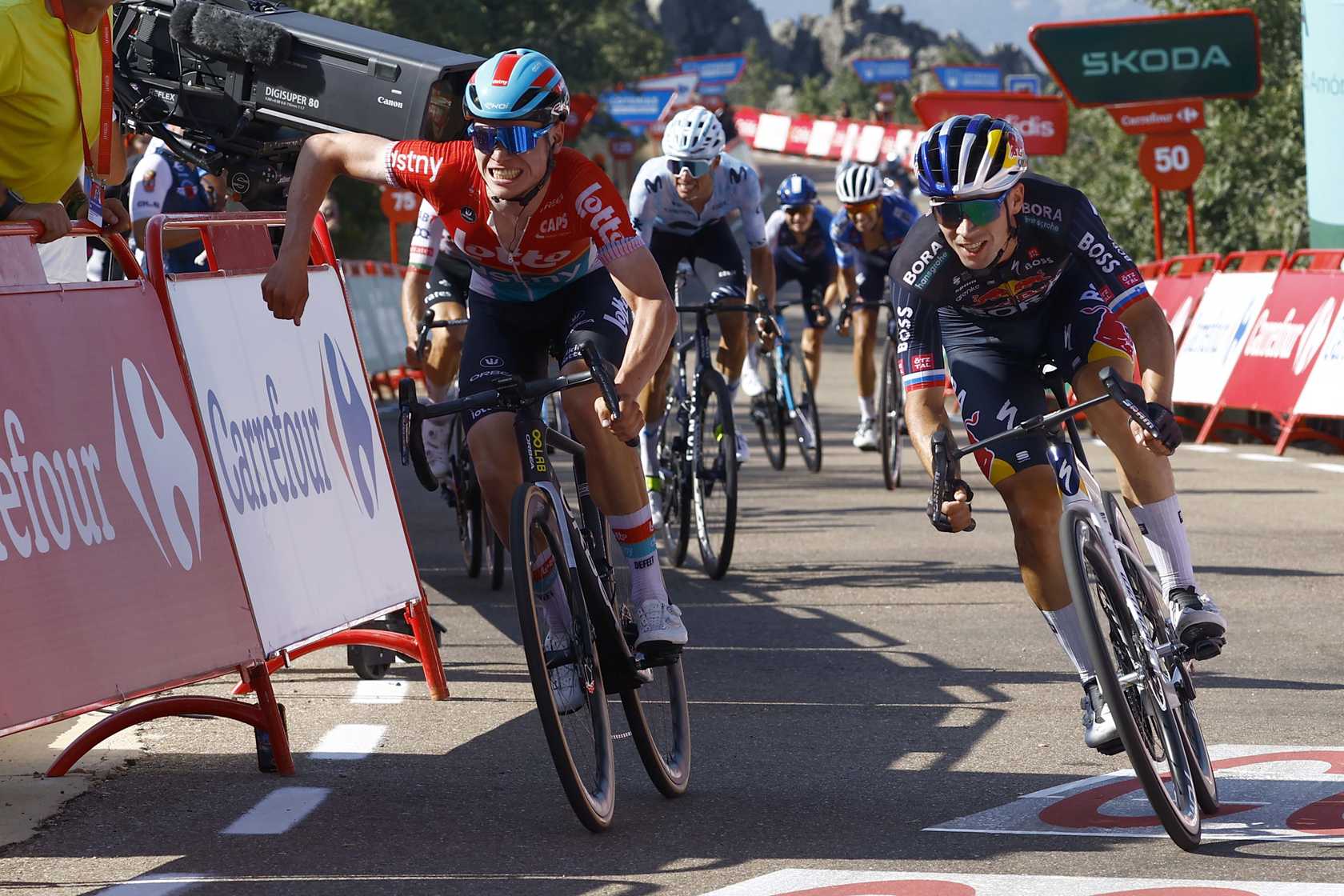 Lennert Van Eetvelt en course lors de la Vuelta 2025