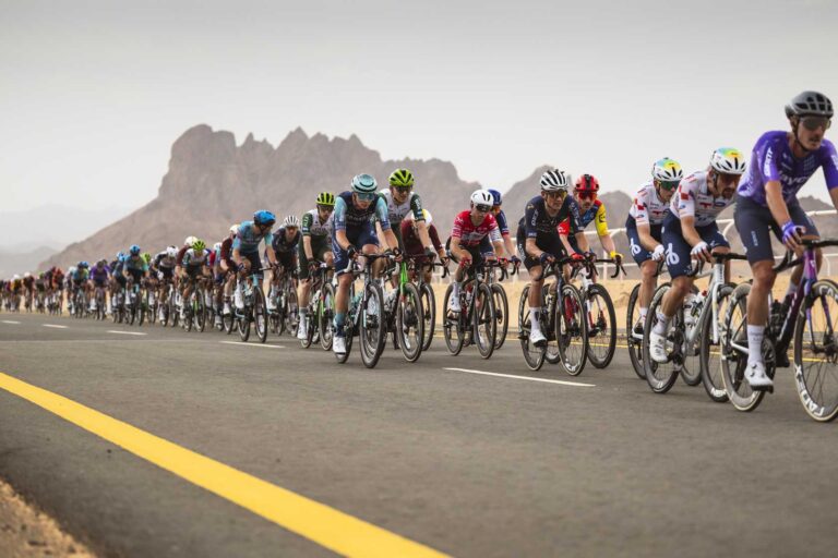 Peloton lors de la 1re étape de l’AlUla Tour 2026 en Arabie saoudite