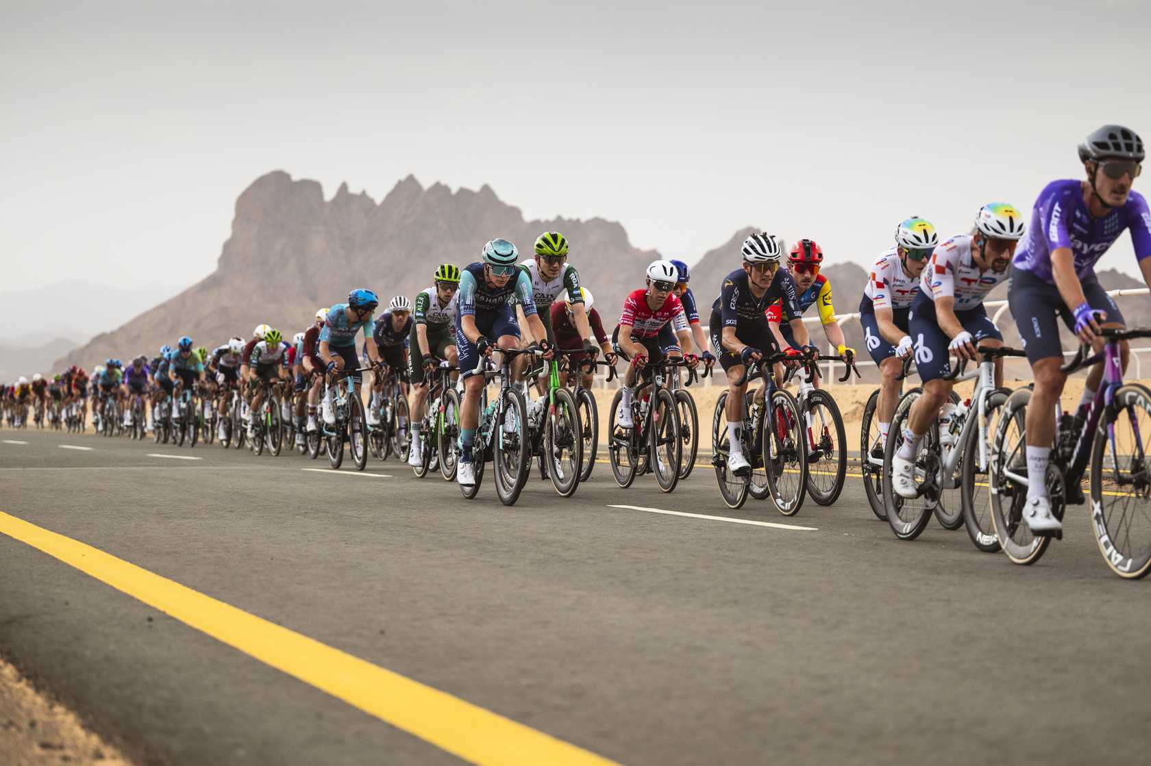 Peloton lors de la 1re étape de l’AlUla Tour 2026 en Arabie saoudite