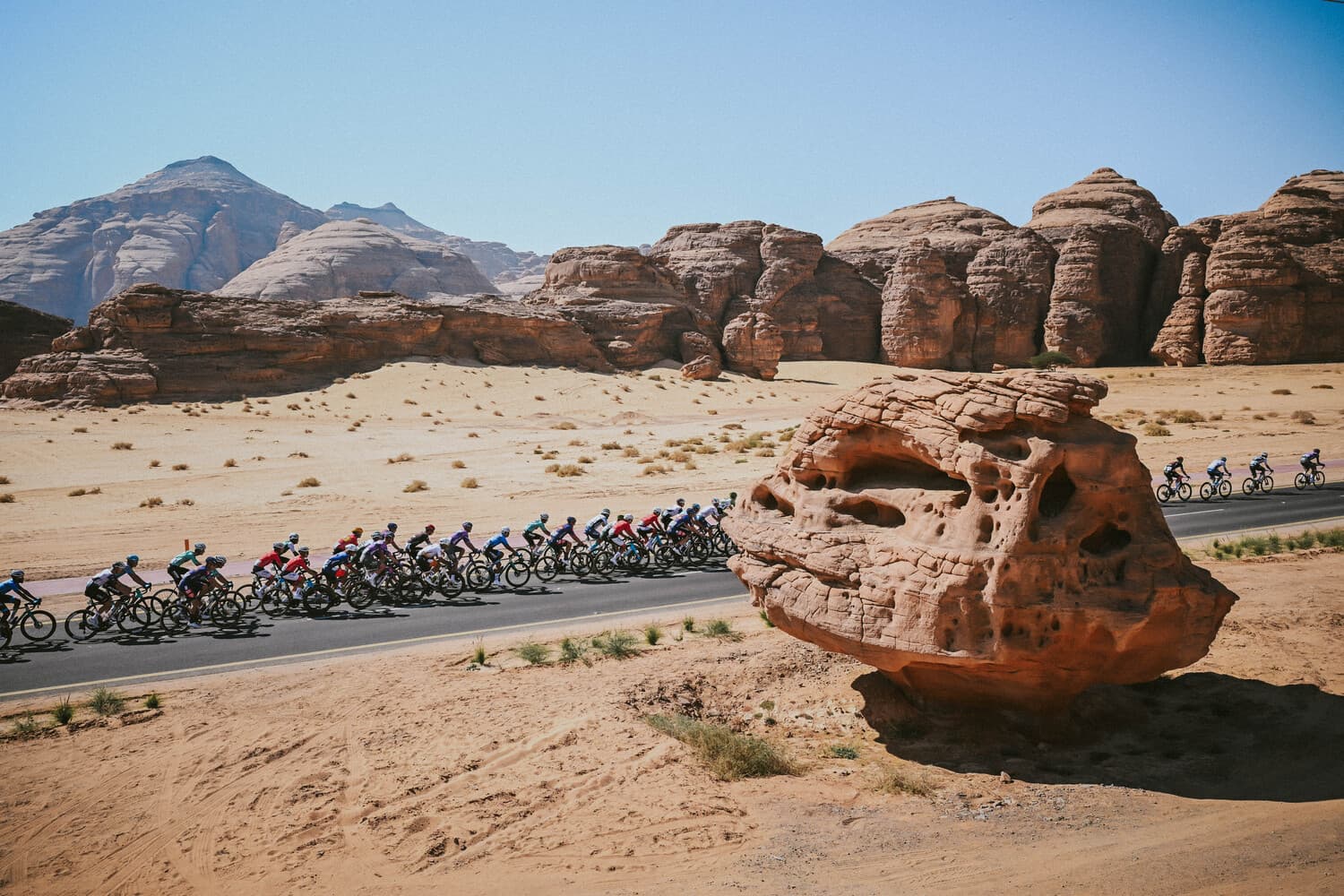 Peloton de coureurs en course à l’AlUla Tour 2025