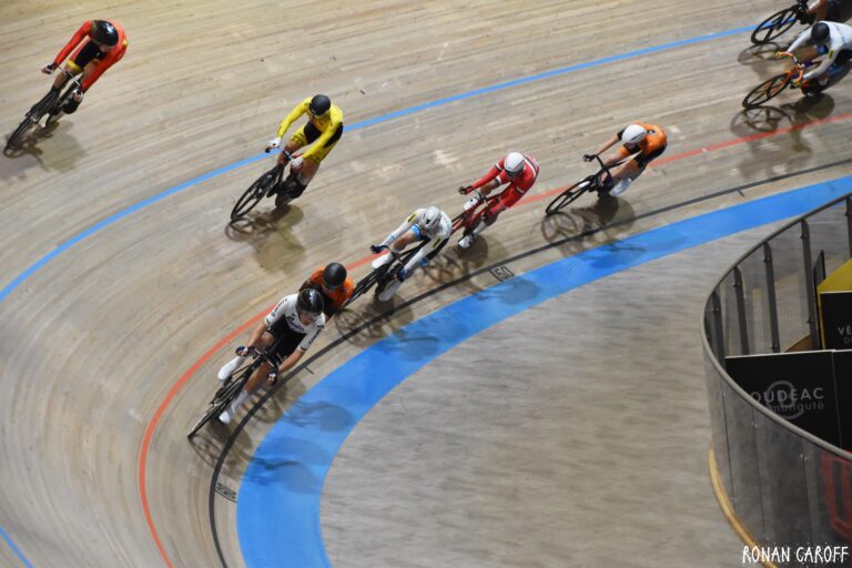 Coureurs engagés sur une piste de vélodrome lors d’une compétition élite