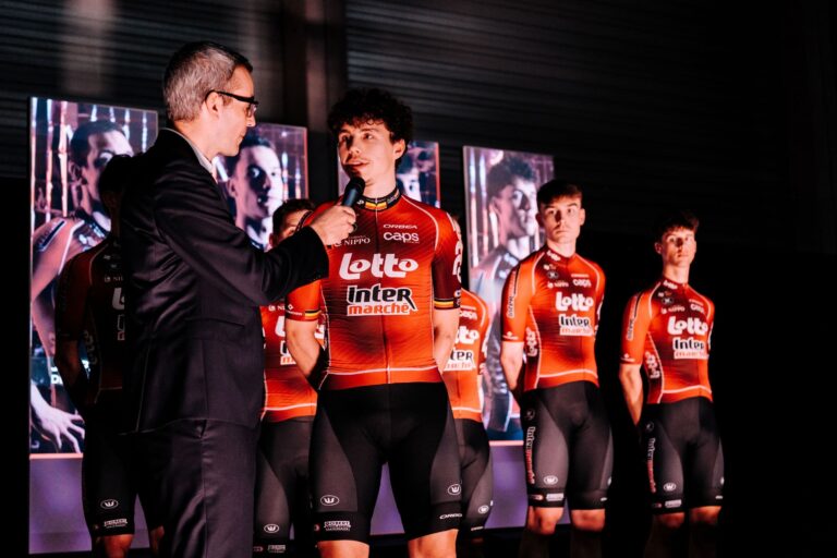 Arnaud De Lie sur le podium lors de la présentation de son équipe 2026