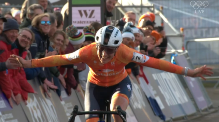 Lucinda Brand franchit la ligne d’arrivée du championnat du monde de cyclo-cross 2026