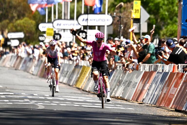 Noemi Rüegg franchit la ligne d’arrivée en vainqueure lors de la 3ᵉ étape du Tour Down Under 2026
