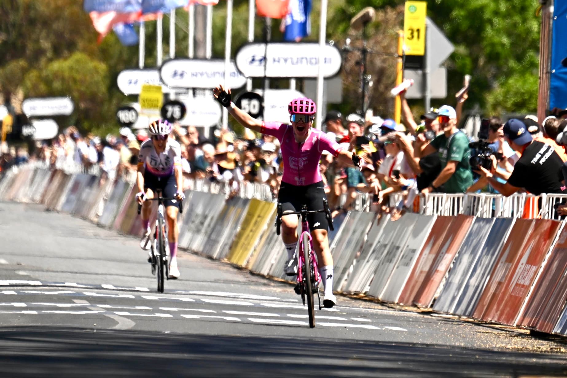 Noemi Rüegg franchit la ligne d’arrivée en vainqueure lors de la 3ᵉ étape du Tour Down Under 2026