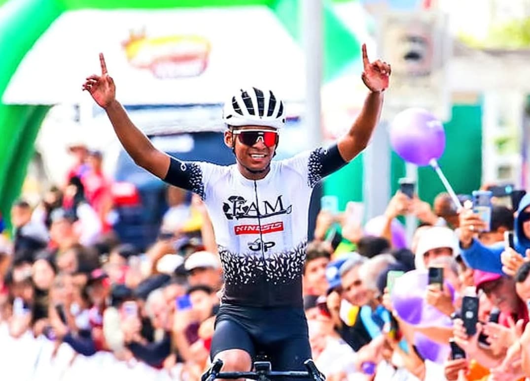 Emmanuel Viloria franchit la ligne d’arrivée de la 2e étape de la Vuelta al Táchira 2026
