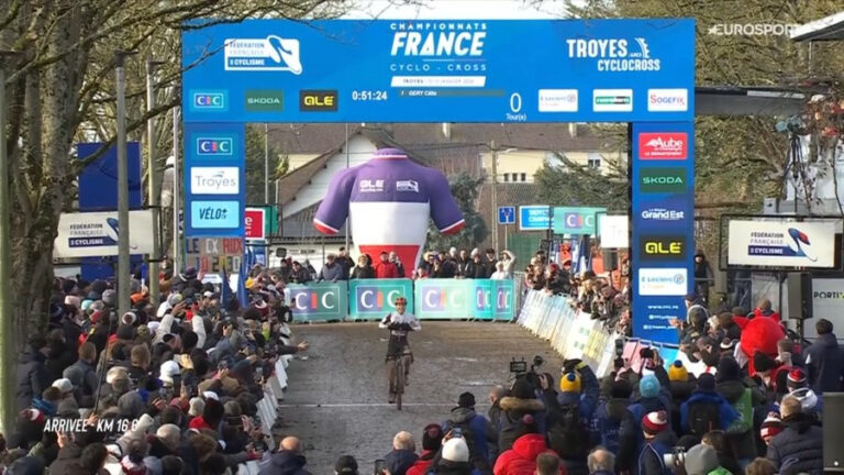 Célia Gery, championne France cyclo-cross élites 2026, franchit la ligne d’arrivée à Troyes