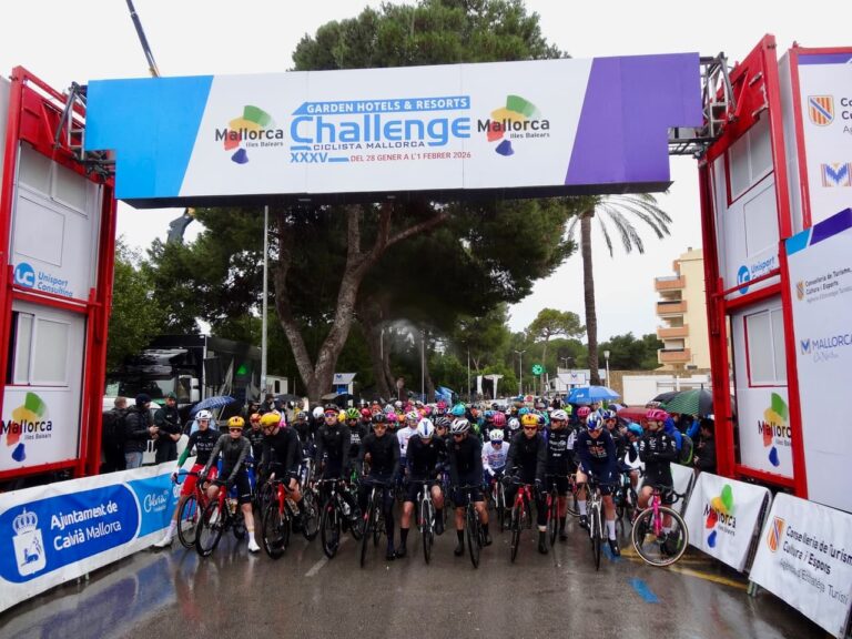 Peloton au départ du Trofeo Serra Tramuntana 2026 à Majorque