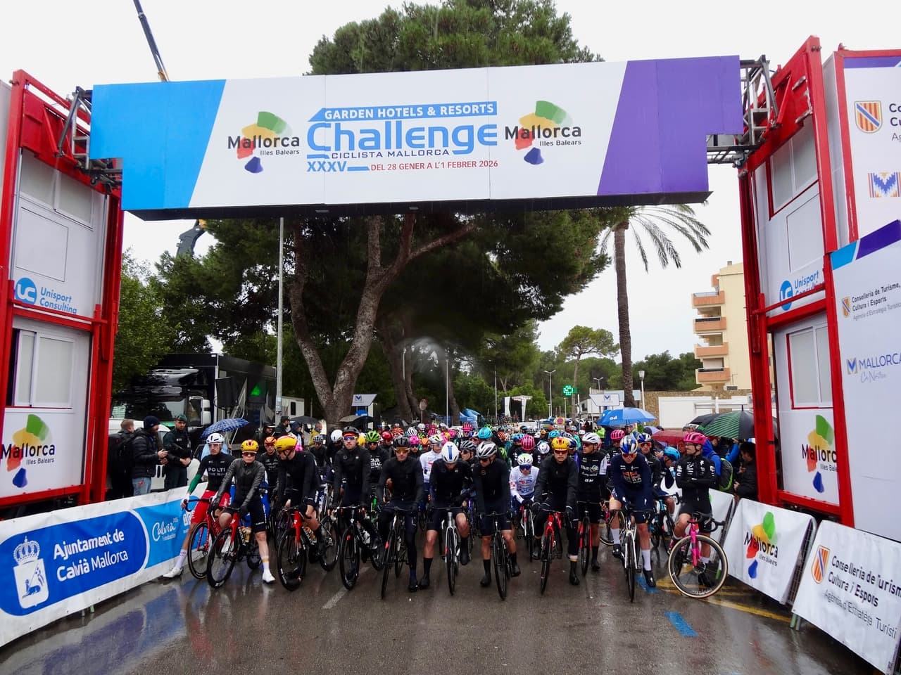 Peloton au départ du Trofeo Serra Tramuntana 2026 à Majorque