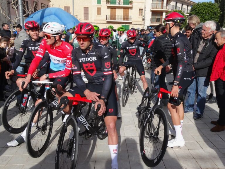 Peloton du Trofeo Andratx – Pollença 2026 sur les routes de Majorque