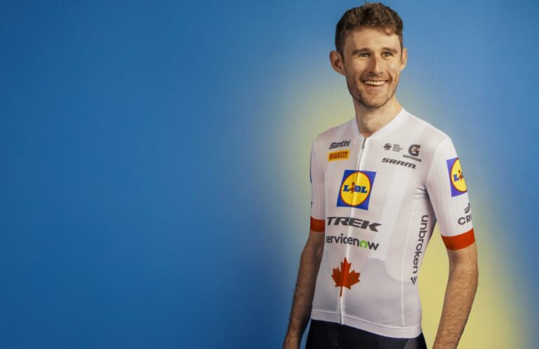 Derek Gee portant son nouveau maillot Lidl-Trek après son engagement avec l’équipe