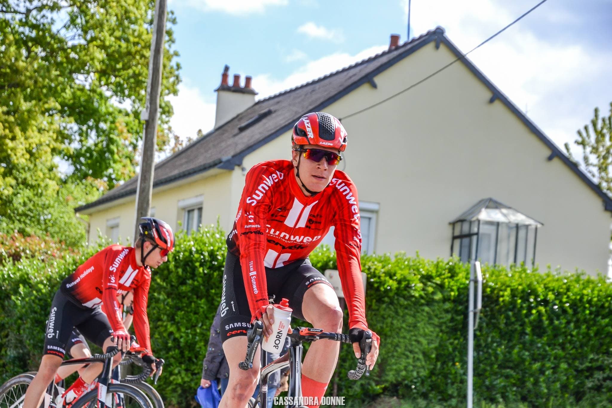 Nils Eekhoff souriant en tenue de l’équipe Team Picnic PostNL sur un vélo de course lors d’une compétition