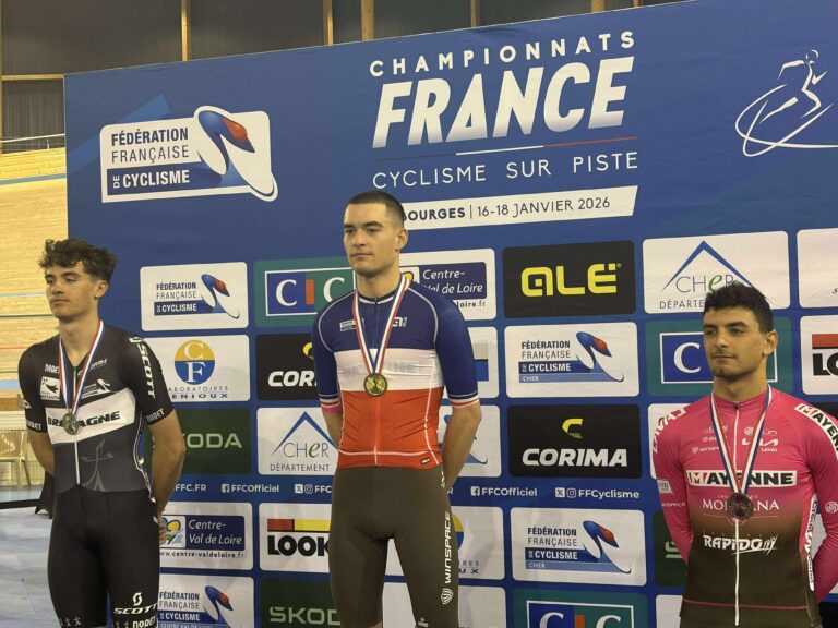 Erwan Besnier sur le podium avec le maillot tricolore, champion de France du scratch 2026
