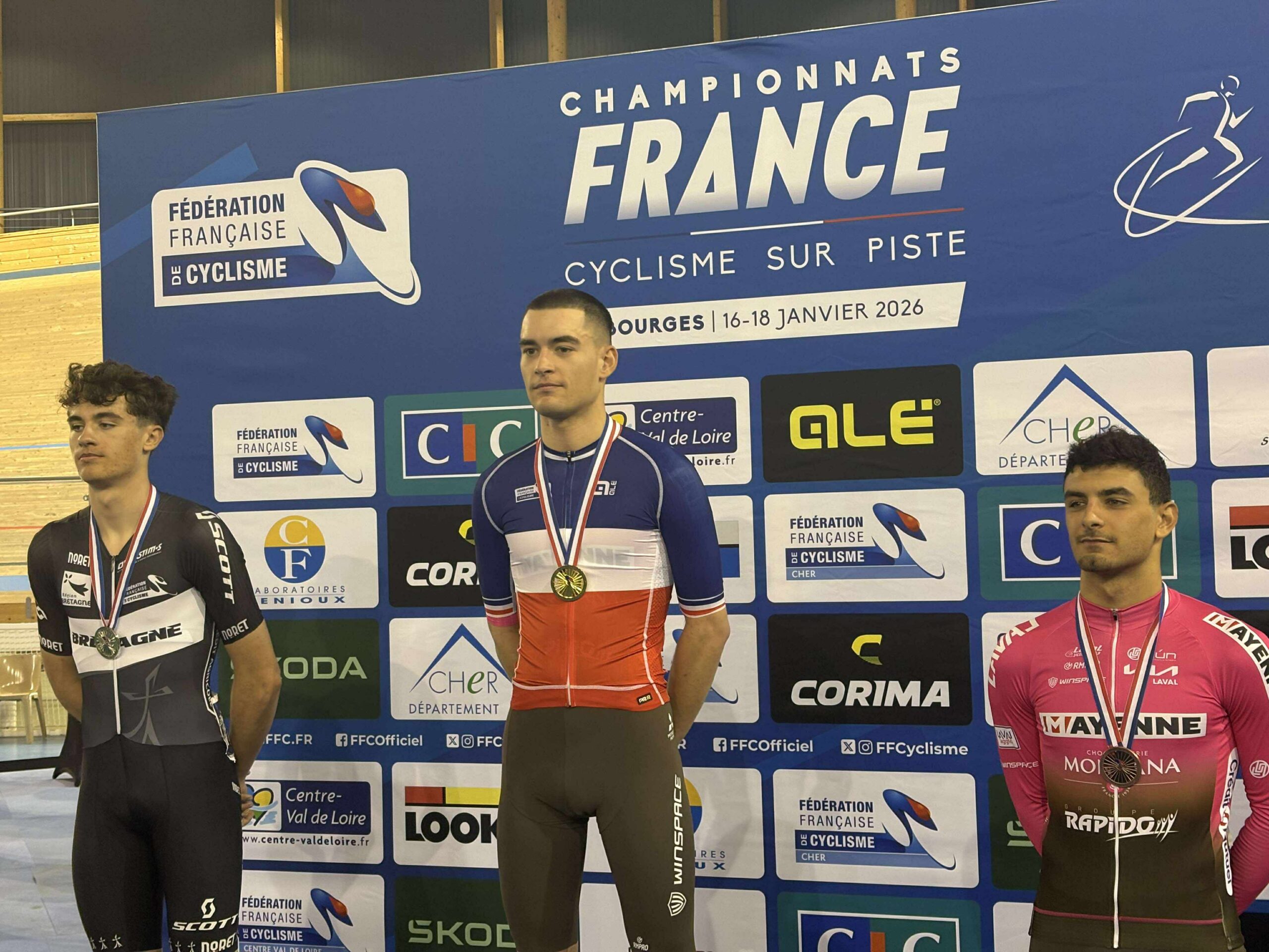 Erwan Besnier sur le podium avec le maillot tricolore, champion de France du scratch 2026