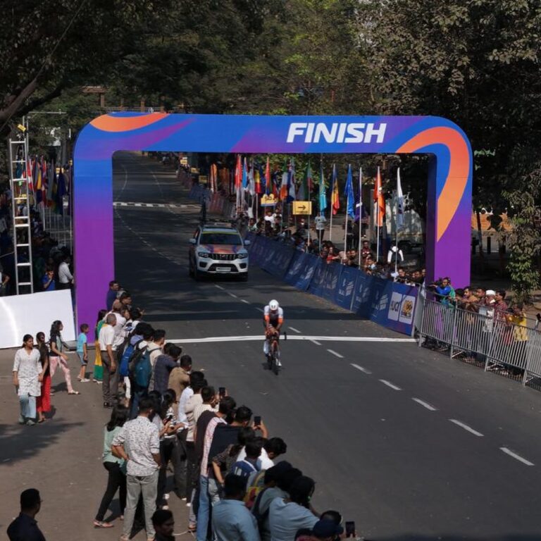 Fergus Browning franchit la ligne d’arrivée et remporte le prologue du Pune Grand Tour 2026