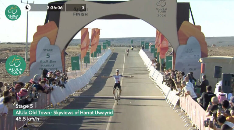 Jan Christen franchit la ligne d’arrivée en vainqueur lors de la 5e étape de l’AlUla Tour 2026