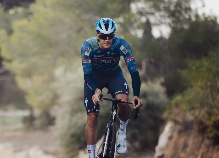 Jasper Stuyven en action avec le maillot Soudal Quick-Step lors de la saison 2026 de cyclisme