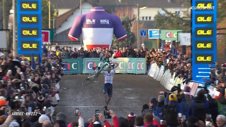 Joris Delbove franchit la ligne d’arrivée en vainqueur du championnat de France de cyclo-cross 2026