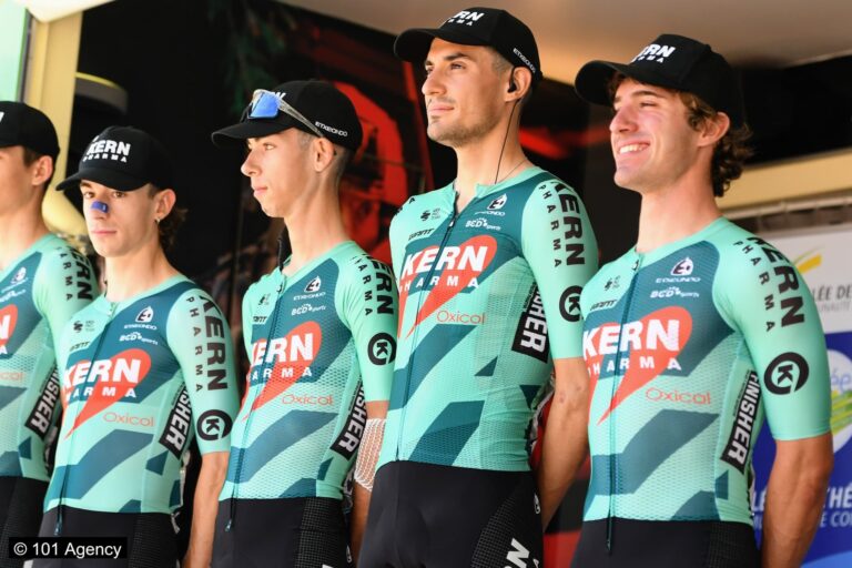 Équipe Equipo Kern Pharma réunie lors de la saison 2025