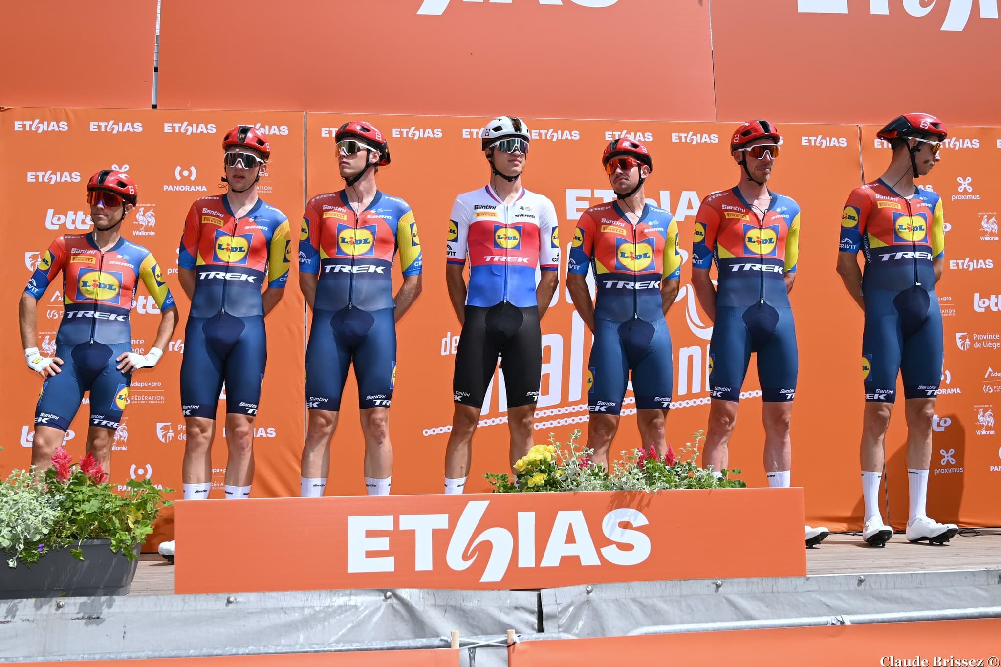 Équipe Lidl-Trek réunie sur le podium avant le départ d’une course en 2025