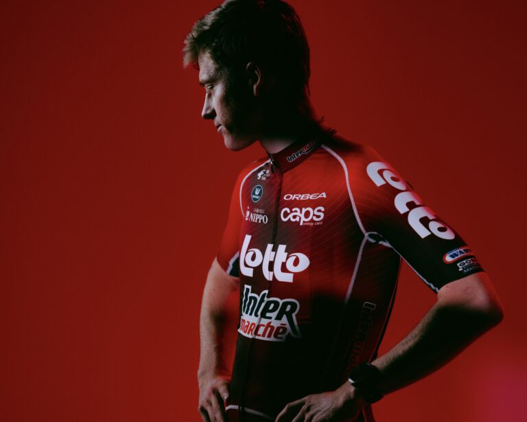 Maillot Lotto-Intermarché 2026 rouge et noir avec motif empreinte digitale