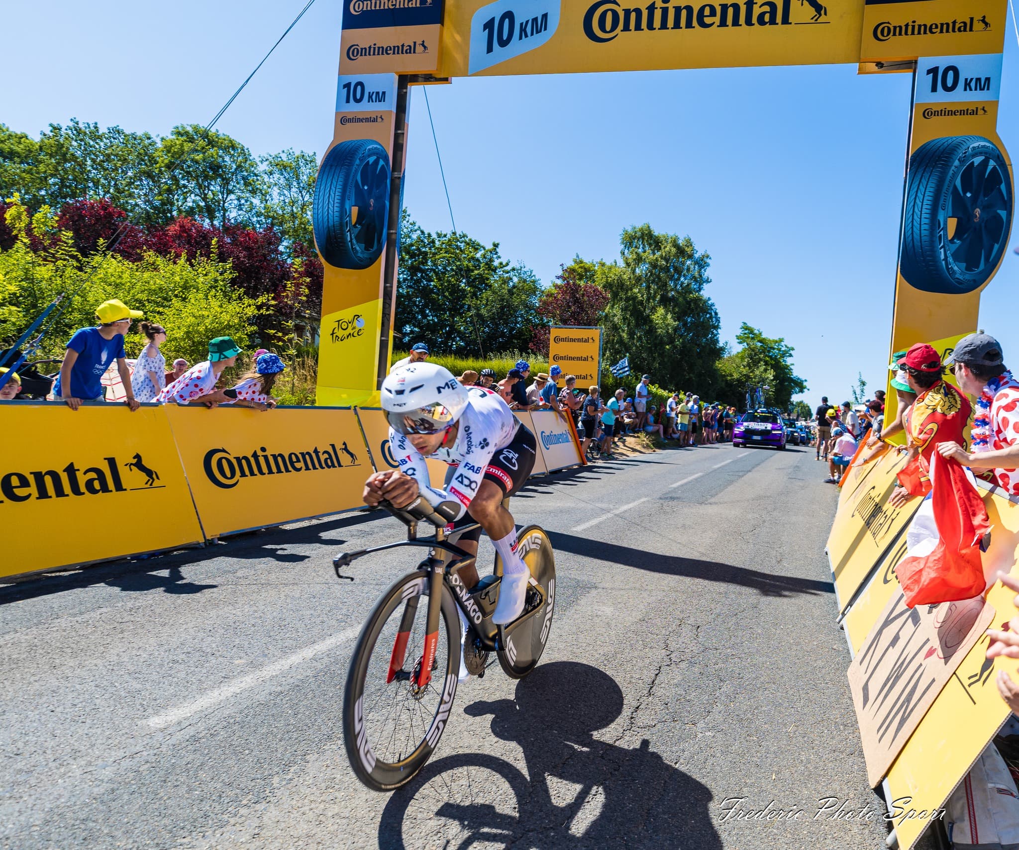 Jhonatan Narváez en action sous le maillot de UAE Team Emirates-XRG lors d’une course WorldTour