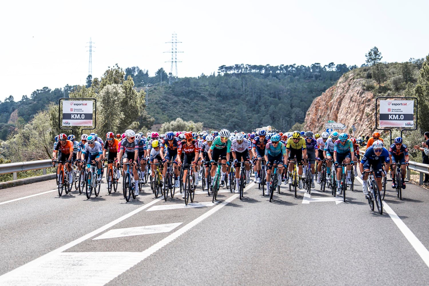 Peloton de la Volta a Catalunya 2026 avec une équipe WorldTour absente au départ