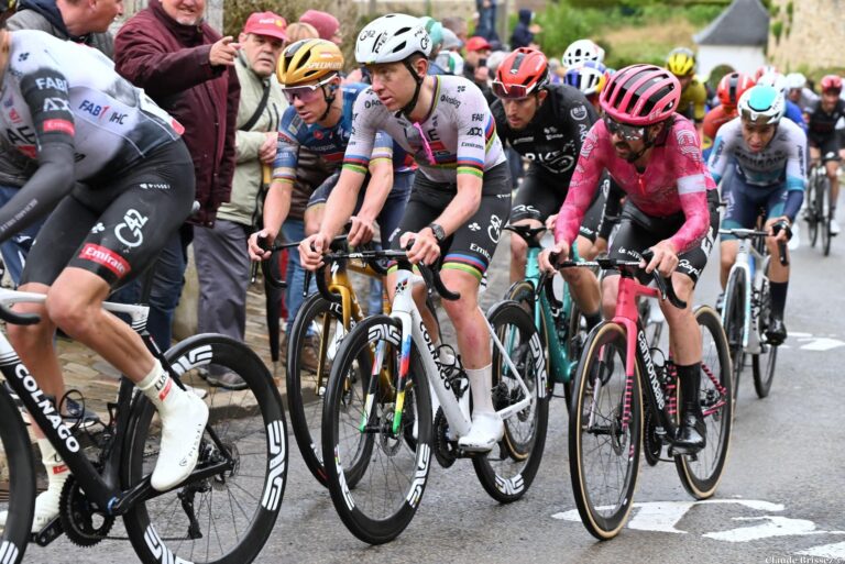 Peloton de la Flèche Wallonne 2025 sur les routes ardennaises