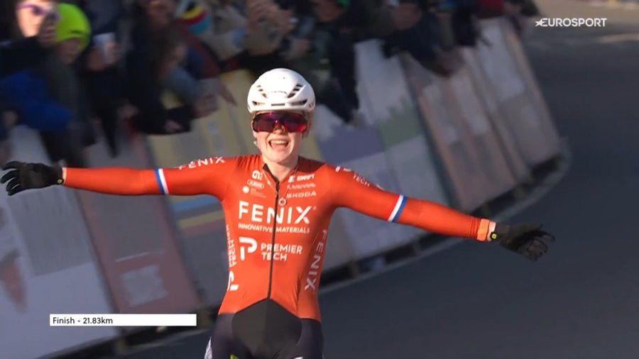 Puck Pieterse franchit la ligne d’arrivée victorieuse à Hoogerheide