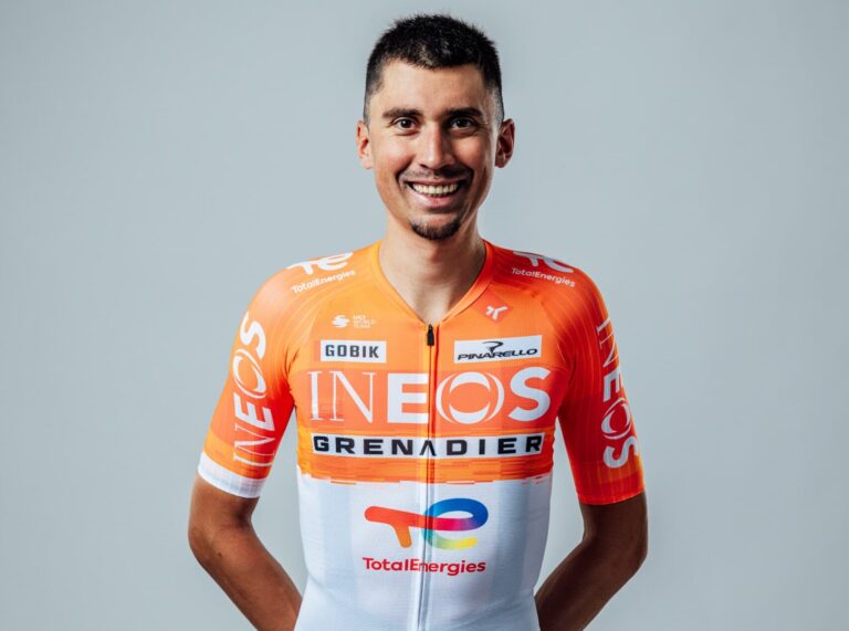 Óscar Rodríguez sous le maillot d’INEOS Grenadiers lors de la saison 2026