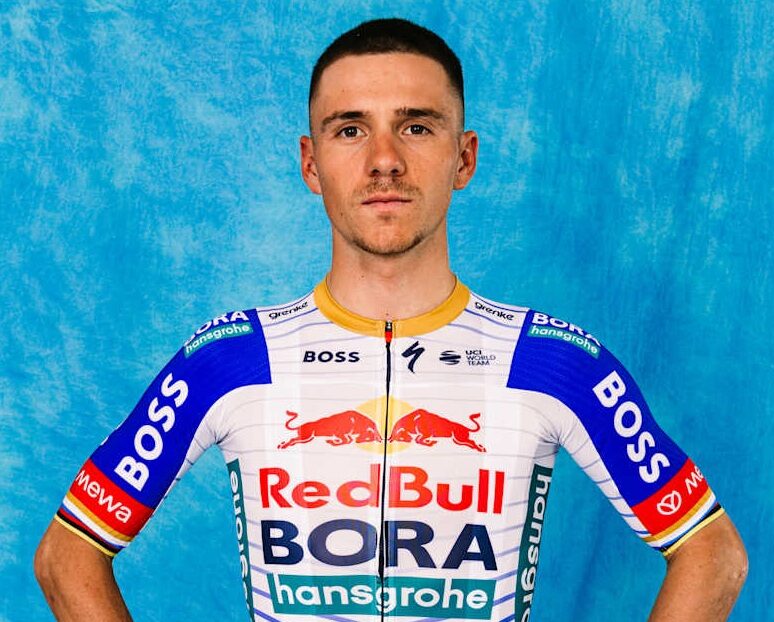 Remco Evenepoel présente son nouveau maillot Red Bull Bora-Hansgrohe pour la saison 2026
