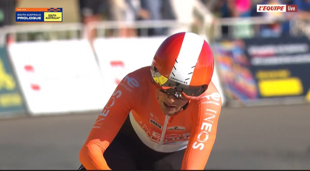 Sam Watson franchit la ligne d’arrivée du prologue du Tour Down Under 2026